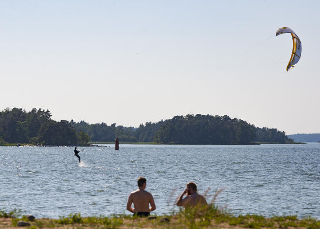 Sinilevä ei ole häirinnyt rantaelämää Turussa.