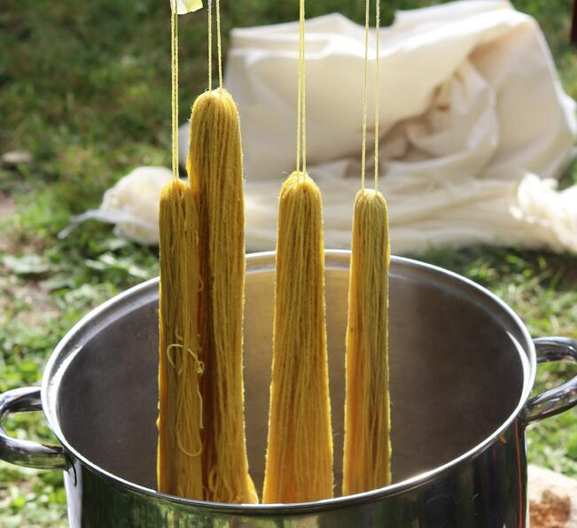 Luonnonvärit tarttuvat hyvin vaaleisiin villalankoihin.