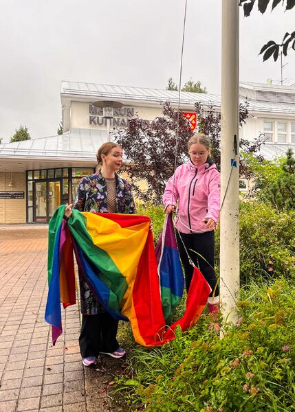 Maskun kunnanjohtaja Miira Raiskila ja Maskun nuorisovaltuuston jäsen Sonja Lumiainen. 