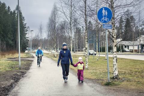 Yhdistetyllä pyörätiellä ja jalkakäytävällä kävelijä kulkee oikeassa tai vasemmassa reunassa. Pyöräilijä ajaa oikeassa reunassa.