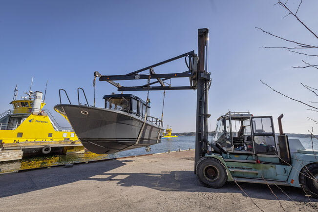 Isojen veneiden nostoissa ja pienempien trailerikuljetuksissa sattuu joka syksy vahinkoja.