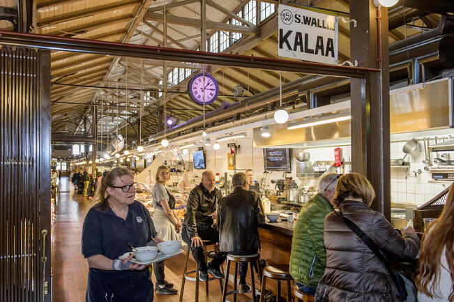 Kirjoittaja toivoo Kauppahallin väistötilaa Kauppatorille. 