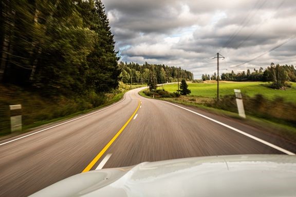 Tuulilasiin vihmova syyssade on hyvä muistutus siitä, että on aika katsoa oman auton renkaisiin.