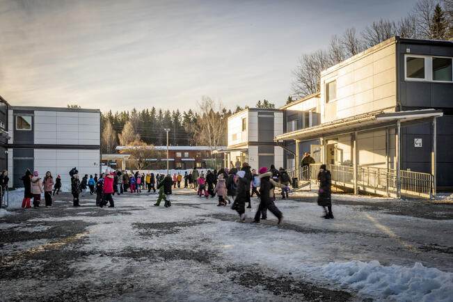 Kirjoittajan mukaan Turku käyttää peruskoulussa opetukseen 12 prosenttia vähemmän rahaa yhtä oppituntia kohden kuin muut opetuksen järjestäjät Suomessa.