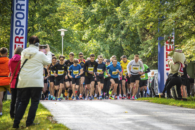 Ruissalojuoksuihin oli viime vuonna ilmoittautunut vajaat tuhat juoksijaa. Lähtöviivalle saapui noin 750 juoksijaa.
