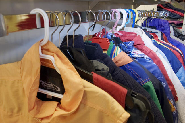 Vaateapu Karderoopissa on nuorille vaatekierrätysiltapäivä maanantaina.