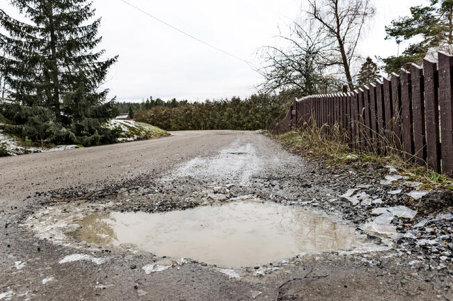 Kun routa-aika on aiempia vuosikymmeniä lyhyempi ja lämpötila sahaa useammin nollan molemmin puolin, ovat tiet kovalla koetuksella.