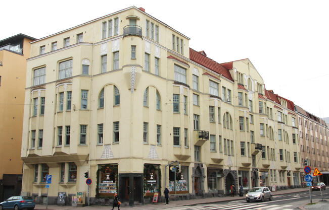 Askalan talo sai nykyisen muotonsa talvisodan jälkeen. Jugendista kielii muun muassa tyylille ominainen kulmaovi.