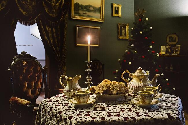 Opastuksella tutustutaan eri vuosisatoja edustaviin kattauksiin ja jouluherkkuihin, jotka on sijoitettu kunkin aikakauden mukaisesti sisustettuihin huoneisiin.