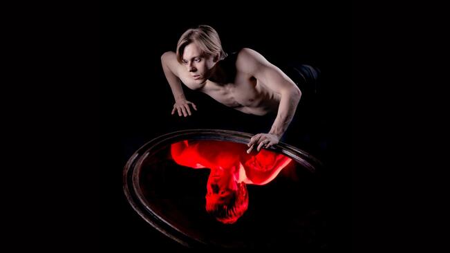 Kohtauksia punaisesta jumalasta.