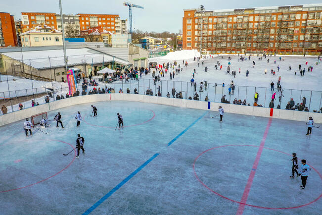Parkin kentällä on tarjolla maksuton luistelukoulu ja pelikoulu.