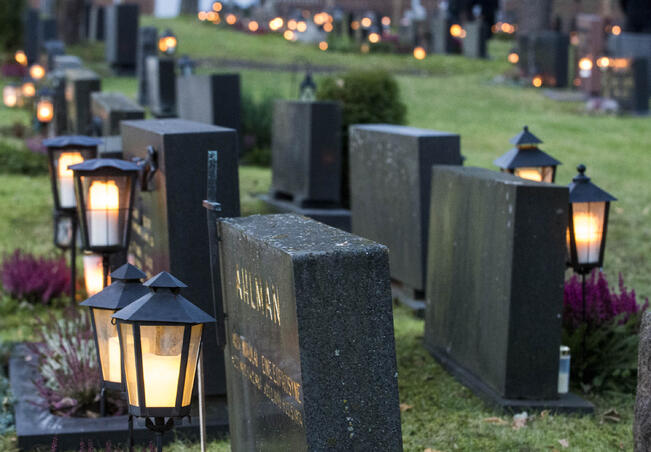 Ylivoimaisesti ympäristöystävällisin kynttiläkoriste on metallilyhty.