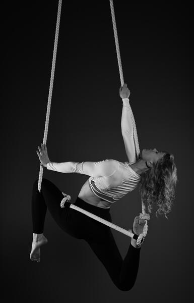 Ella Laitinen tanssitrapetsilla.