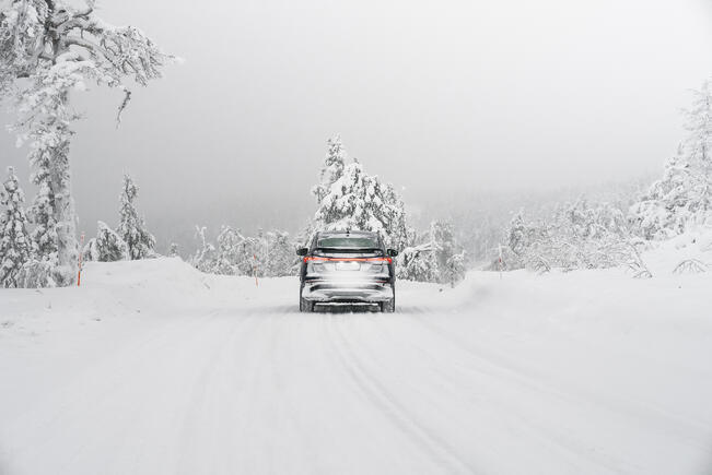 Kylmyys lisää niin sähköauton kuin polttomoottoriauton kulutusta, sillä auton lämmittäminen vie energiaa.