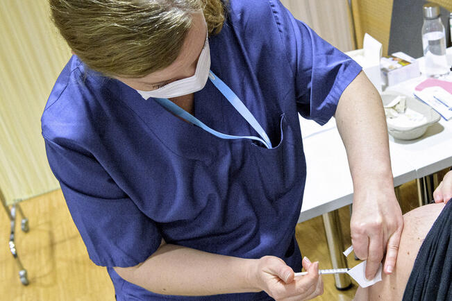 Rokotuksia saavat toistaiseksi antaa lääkärit sekä rokotuskoulutuksen saaneet sairaanhoitajat, terveydenhoitajat ja kätilöt.