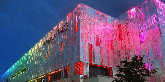 Erityispäivinä, esimerkiksi tapahtumien, kampanjoiden ja paikallisten merkkipäivien yhteydessä, Kaarina-talo valaistaan teemavärein.