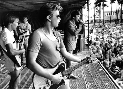 Raisiolainen SIG nousi 1980-luvulla yhdeksi Suomen isoimmista pop-bändeistä. Bändi esiintyi perustamispaikkansa, eli Raision lukion, hiekkakentällä syyskuussa 1980. Etualalla kitaristi Timo Kilpinen ja mikrofonissa laulaja Matti Inkinen.