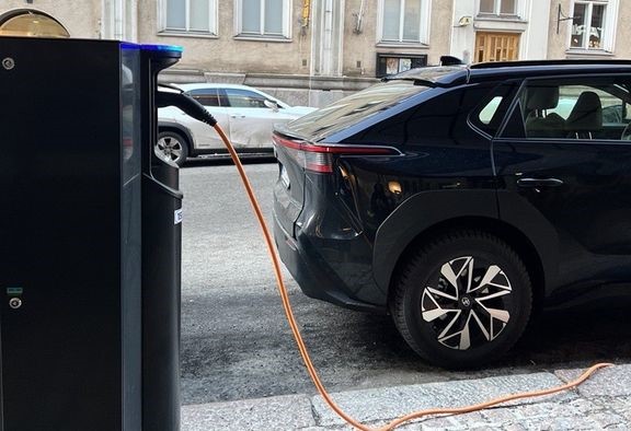 Joka viides yli 70-vuotias auton ostaja on kuitenkin päätynyt sähköautoon.