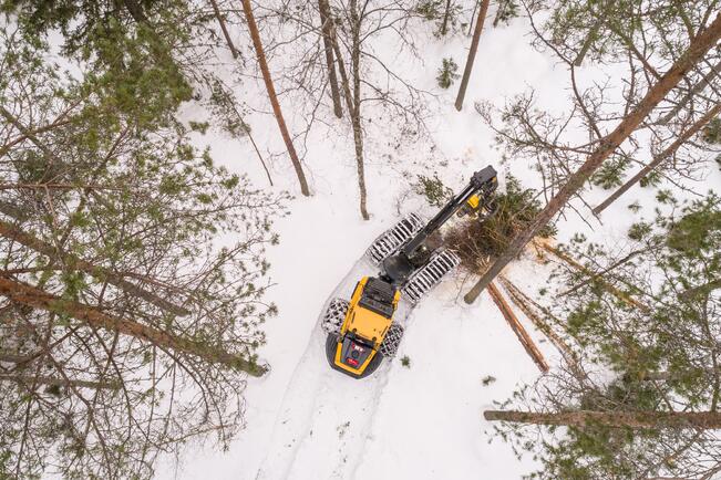 Metsissä puuta korjaavat hakkuukoneet välittävät Metsäkeskukseen tietoa hakkuun rajauksesta, toteutustavasta ja ajankohdasta. 