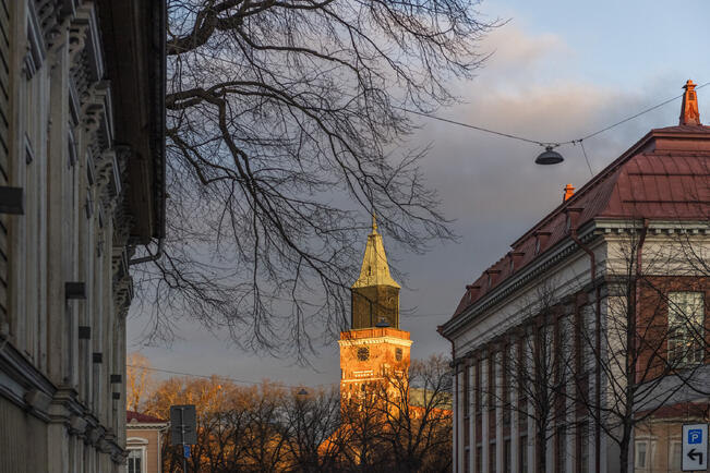 Muistohetki sotien siviiliuhrien muistoksi pidetään Turun tuomiokirkossa .