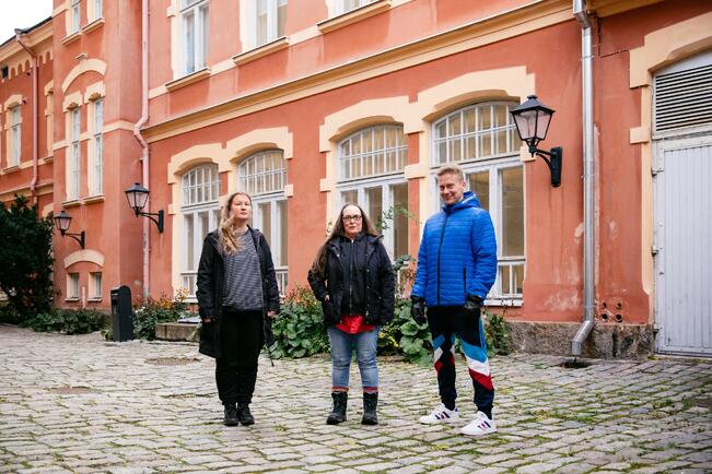 Taiteilijat Susanna Vuorio, Minna Havukainen ja Teemu Mäki Taiteen talossa sijaitsevan Kriittisen Gallerian edustalla.