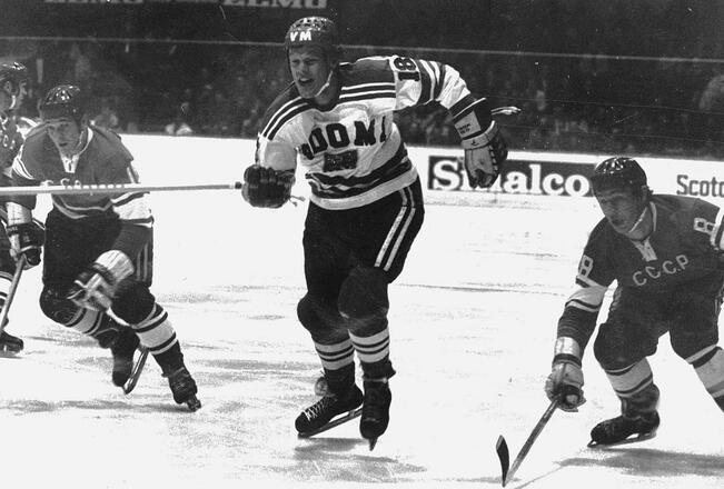 Keskeltä läpi, Aleksander Maltsev (vas.) ja Valeri Vasiljev (oik.) putoavat Lauri Monosen kyydistä. Mononen tähditti Leijonia vuoden 1972 MM-kisoissa ennätyspisteet, mutta Neuvostoliitto pöllytti Suomea lukemin 7–2. 