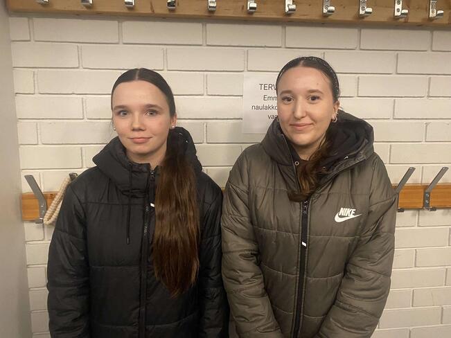 Yhdeksäsluokkalaiset Isabella Rossi (vas.) ja Sofia Euerola  ovat innoissaan yhteishausta.
