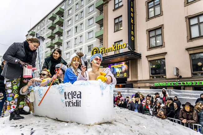 Tältä näytti M.A. Nummisen ”Olen nähnyt Helga-neidin kylvyssä” -biisin inspiroima lasku.