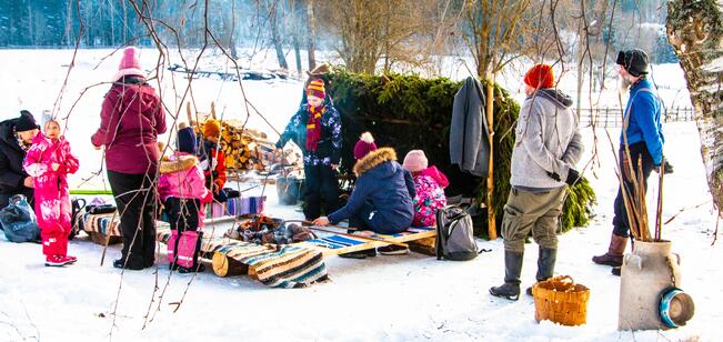 Kuralan Kylämäessä vietetään hiihtolomapäiviä. 