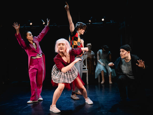 Marjo Kuuselan käsikirjoittama ja koreografioima teos johdattaa ajankohtaiseen aiheeseen: porukan ulkopuolelle jättämiseen.