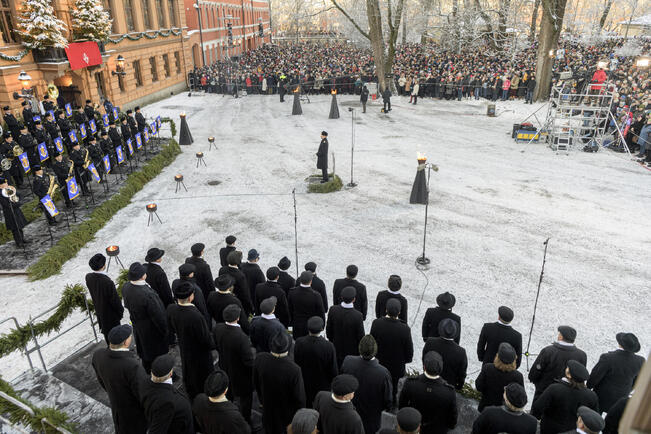 Laivaston soittokunta sekä Mieskuoro Laulun Ystävät ja Turun NMKY:n mieskuoro Naskalit esiintyivät joulurauhan julistuksessa perinteisin menoin. Kuva on vuodelta 2022.