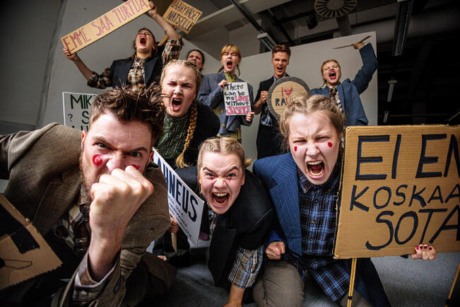 Työnlausujat-esityksen keskiössä ovat työelämä, yhteiskuntaluokat, raha ja valta.