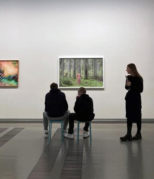 Taidetestaajia syventymässä teoksiin ja tehtäviin Handle with Care -näyttelyssä.