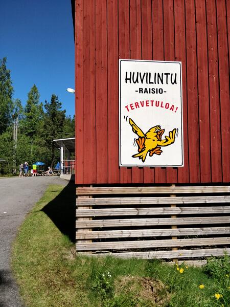 Huvilintu avaa ovensa vappuna.