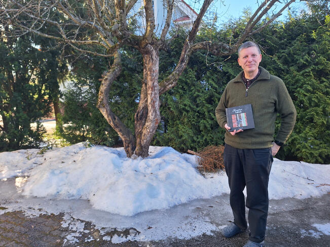 Ari Törmä alkoi kirjoittaa runoja reilu kymmenen vuotta sitten. Ruudun takaa on hänen toinen runokokoelmansa.