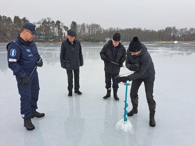 Kairaajana Lauri Ylikylä. Poliisi Marko Iltanen valvoo toimitusta.