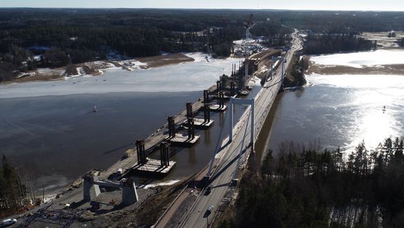 Suurimmat liikkeet Kirjalansalmen sillalla aiheutuvat tilanteista, joissa kaksi raskasta ajoneuvoa kohtaavat sillalla vierekk&#228;isill&#228; kaistoilla. 