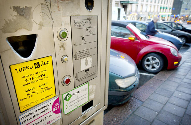 Pysäköintiä ei jatkossa voi Turussa maksaa enää kolikoilla.