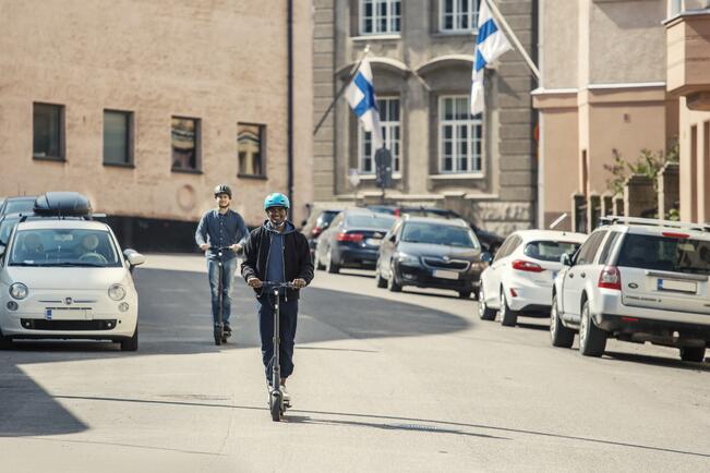 Liikenneturvan seurannat paljastavat, että etenkin paikka, jossa ei ole pyörätietä, saa sähköpotkulautailijat siirtymään enenevissä määrin jalkakäytäville ajoradan sijaan. 