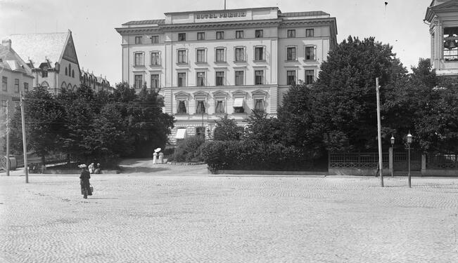 Hotelli Phoenix vuonna 1908 ennen kuin yliopisto osti sen itselleen.  