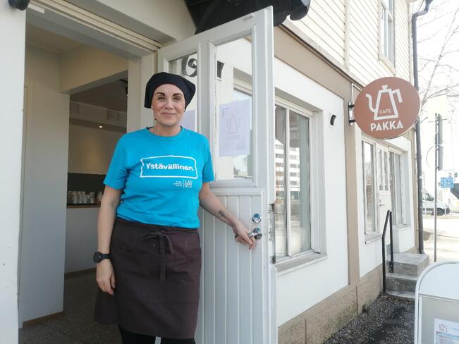 Café Pakan työvalmentaja ja leipuri Terhi Nkwoemeka nauttii merkityksellisestä työstään kuntoutuskahvilassa. Vakioasiakkaat saapuvat vastapäisestä T-sairaalasta piipahtamaan hetkeksi sairaalan ulkopuolelle.