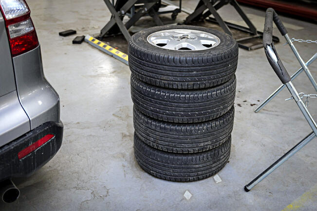 Auton renkaiden vaihtaminen ei lähtökohtaisesti ole sallittua yleisissä parkkihalleissa. 