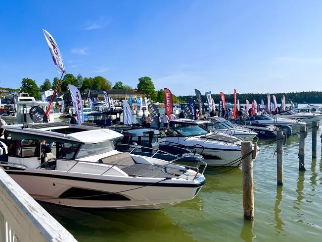 Venemessuilla on luvassa veneitä laitureiden täydeltä Naantalissa.


