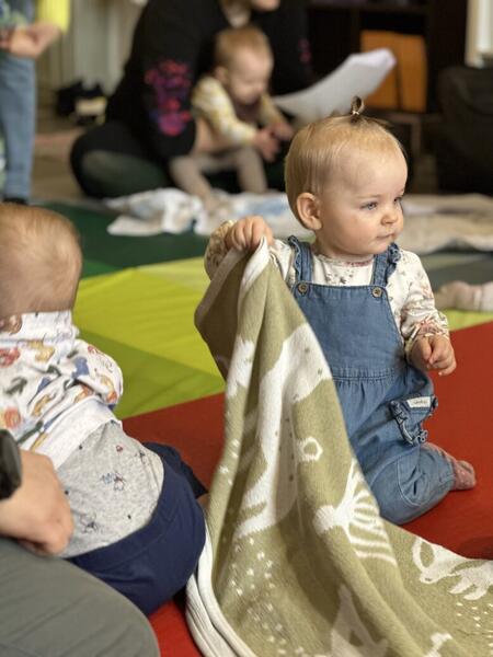 Vauvat ja taaperot pääsevät treenaamaan Turku-aiheisia ja lounaismurteisia loruleikkejä yhdessä oman aikuisen kanssa.