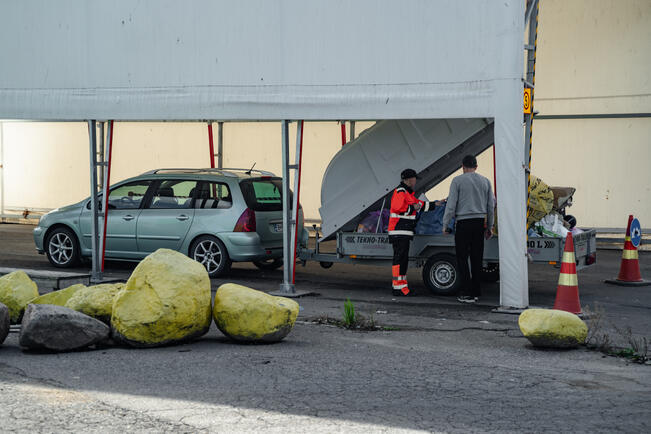 Helatorstain jälkeinen perjantai on vuoden vilkkain päivä lajitteluasemilla.