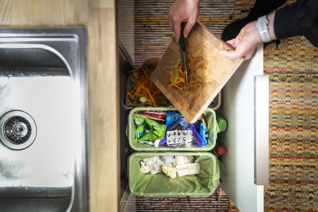 Biojäte on lajiteltava erikseen muusta jätteestä jokaisessa asuinkiinteistöissä, joka sijaitsee laskennallisella yli 10 000 asukkaan taajama-alueella.