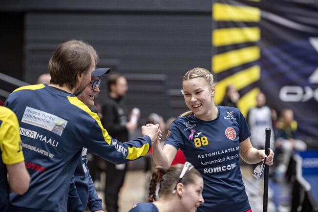 Joni Burman ja Matti Pienhäkkinen onnittelevat Laura Pakarista.