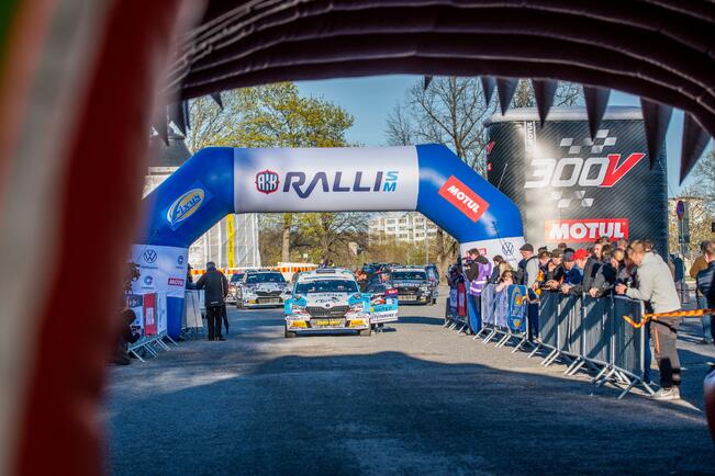 Vuoden 2022 yleiskilpailun voittaja ja hallitseva Suomen mestari Teemu Asunmaa starttaamassa reitille Kupittaanpuistosta. 