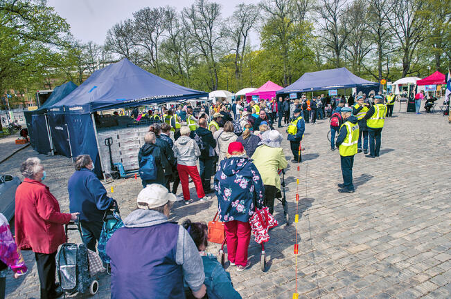 Toivon tori kerää vuodesta toiseen paljon apua tarvitsevia Tuomiokirkon edustalle.