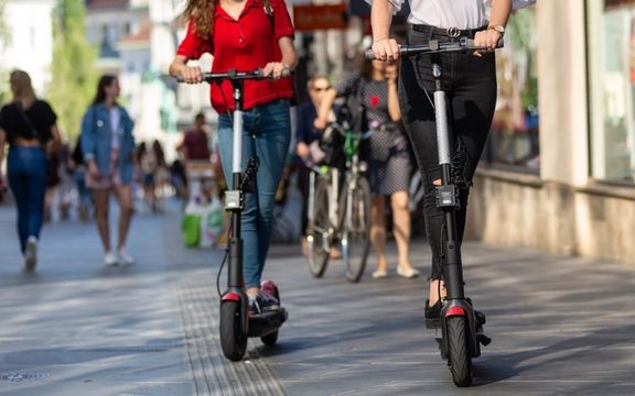 Vajaa viidennes suomalaisista on toivonut, että sähköpotkulaudat tulisivat lakisääteisen liikennevakuutuksen piiriin. Vuokralautojen lakisääteinen liikennevakuutus vastaa suomalaisten esittämiin toiveisiin.
